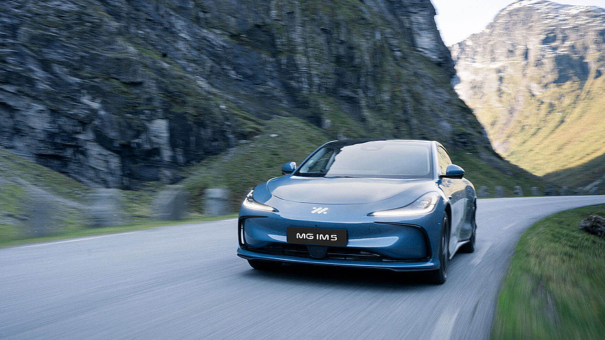 MG IM5 in Rembrandt Grey, fahrend auf Bergstraße