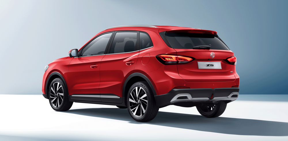 MG ZS in Diamond Red, Ansicht von schräg hinten, Studio-Setting