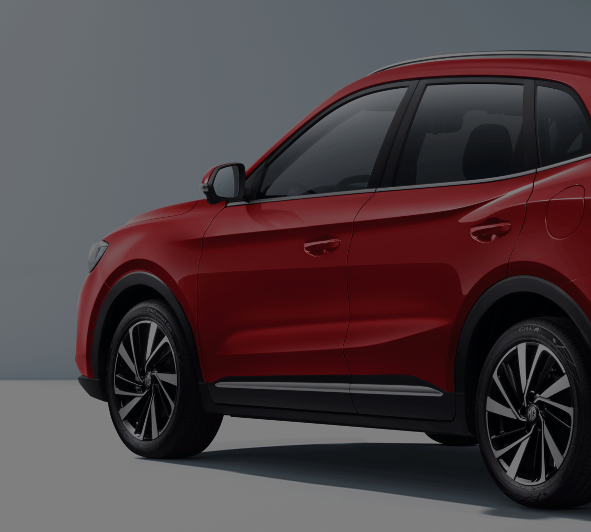 MG ZS in Diamond Red, Ansicht Fahrerseite von hinten
