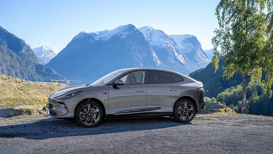 MG IM6 in Rembrandt Grey, Seitenansicht Fahrerseite, im Hintergrund Berge