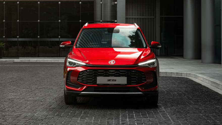 MG ZS in Diamond Red, Frontalansicht vorne, urbanes Setting