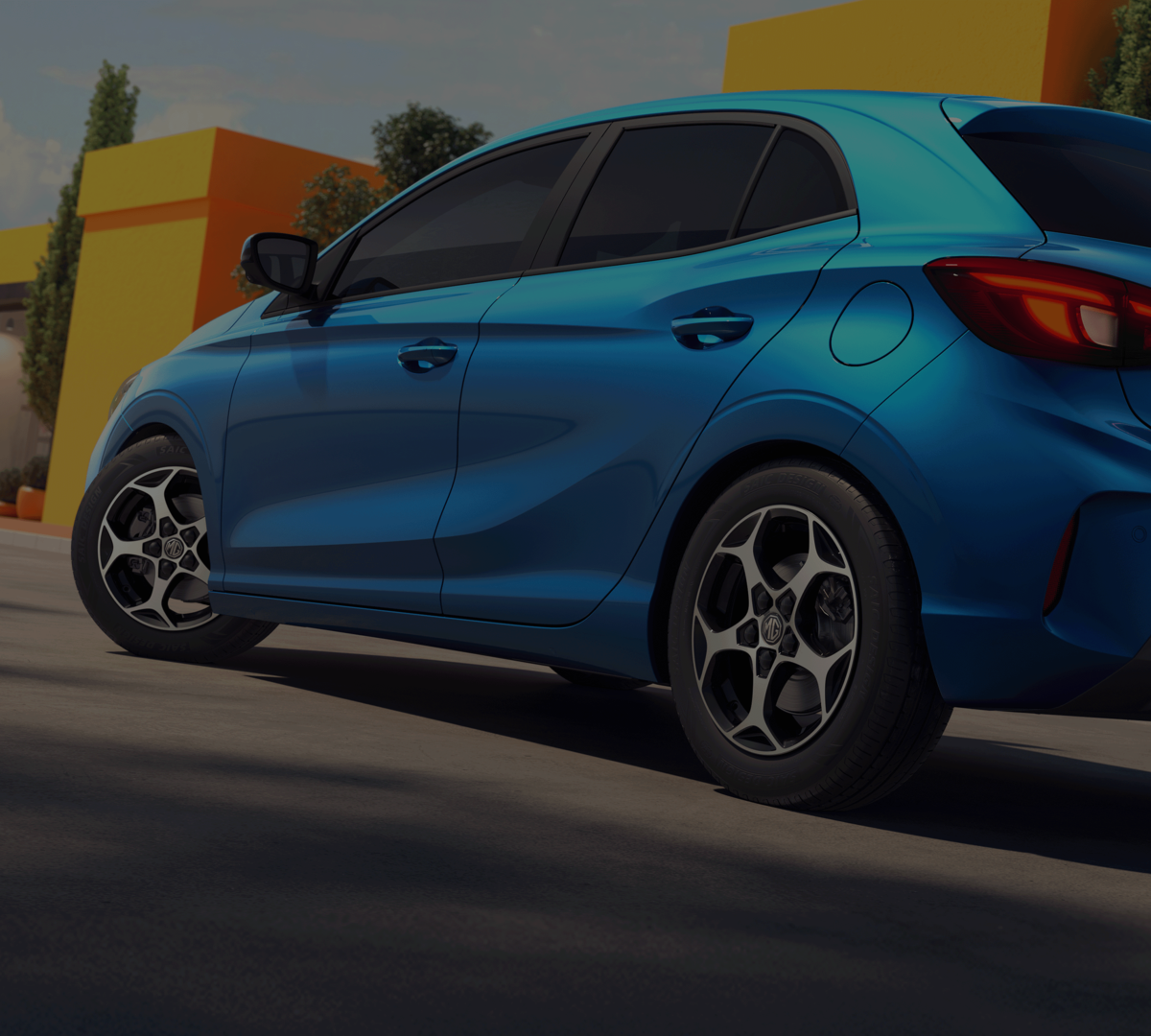 MG3 in Como Blue vor gelben Häusern