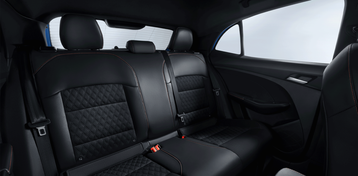 Blick in Fond aus Fahrerkabine, schwarzes Interieur