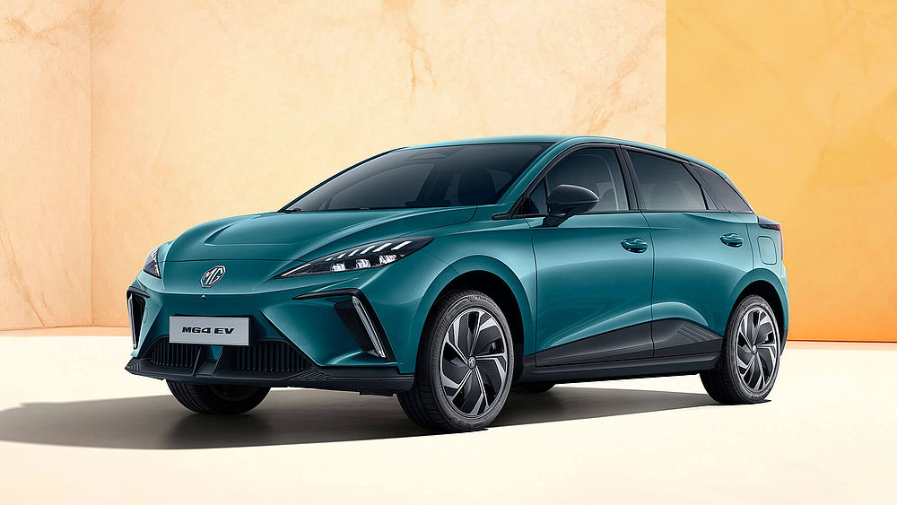 MG4 EV in Ealing Green, Studio-Setting, gelber Hintergrund, schräge Frontansicht links
