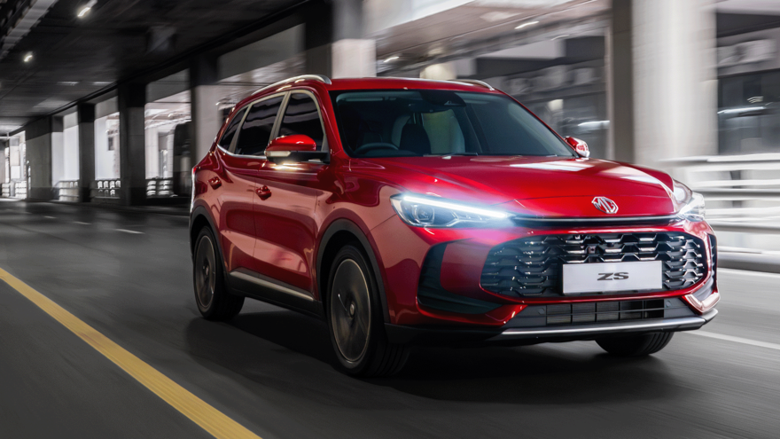 MG ZS in Diamond Red, fahrend in Tunnel, Scheinwerfer aktiviert