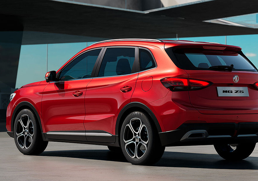 MG ZS Comfort in Diamond Red, Ansicht von schräg hinten