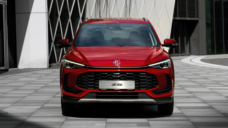 MG ZS in Diamond Red, Ansicht von Vorne, urbanes Setting