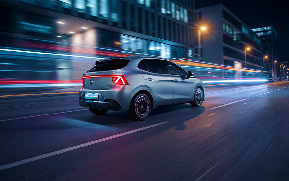 MG4 EV Urban in Stone Green, nachts fahrend in der Stadt