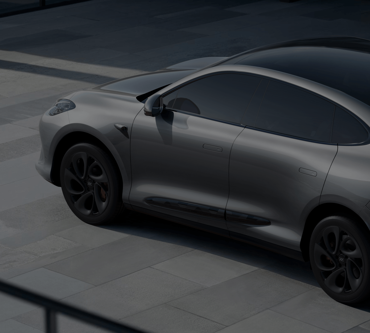 MG IM6 in Rembrandt Grey, fahrend
