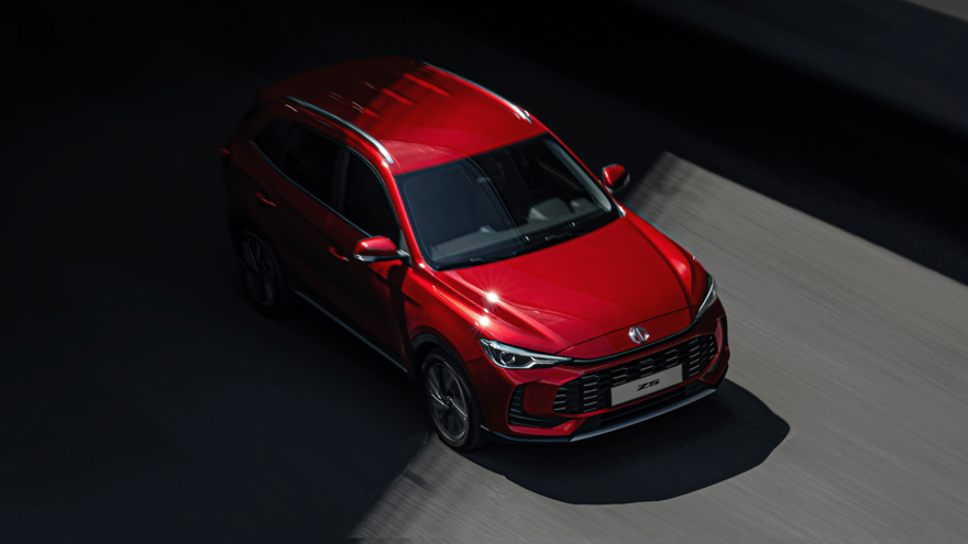 MG ZS in Diamond Red, Draufsicht von vorne, dunkler Hintergrund, Heck im Schatten
