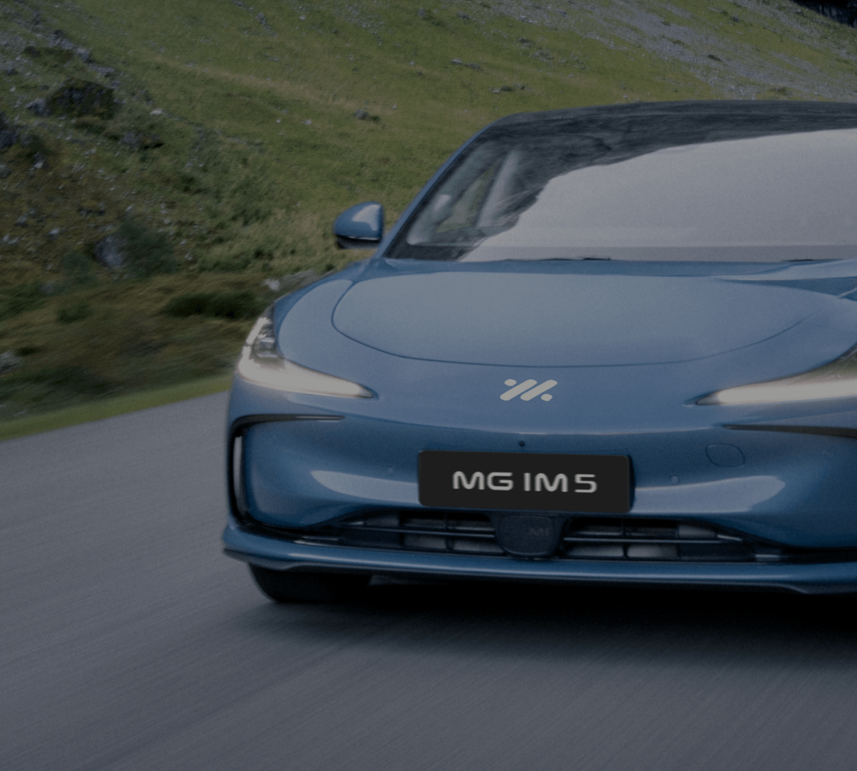 MG IM5 in Renoir Blue, Ansicht von vorne, fahrend auf Straße