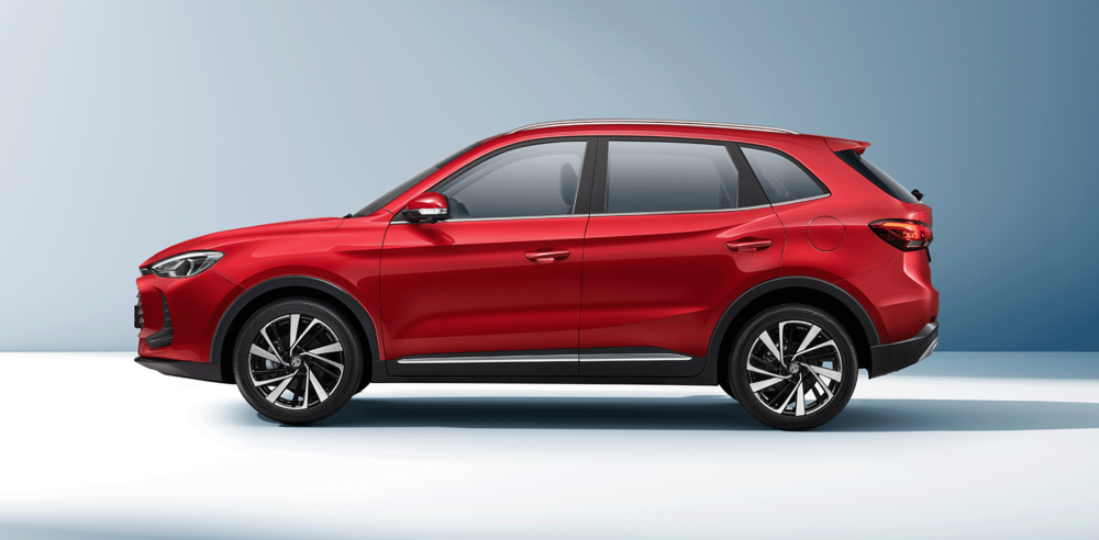 MG ZS in Diamond Red, seitliche Ansicht Fahrerseite