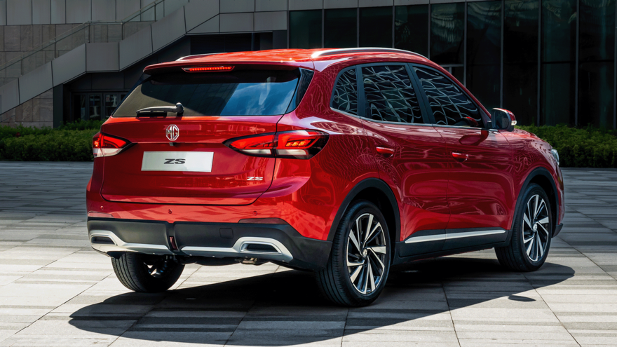 MG ZS in Diamond Red, Ansicht von schräg hinten, urbanes Setting