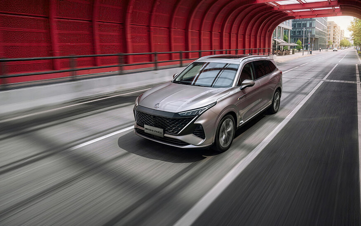 MGS9 PHEV in Sterling Silver, fahrend in städtischen Tunnel