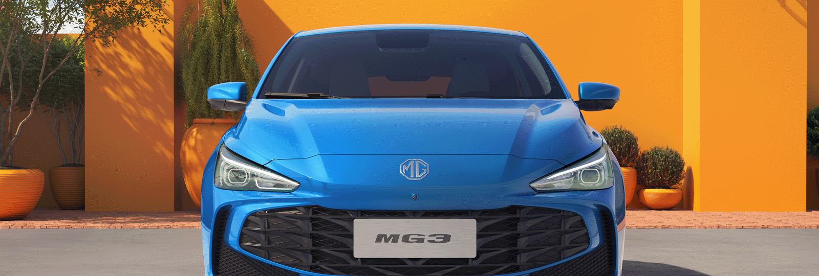 MG3 in Como Blue vor gelbem Haus, Frontansicht