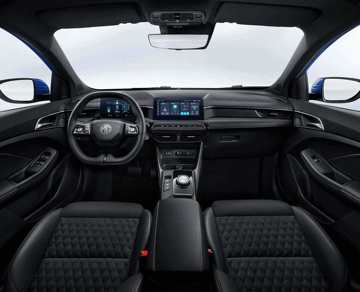 Blick in Fahrerkabine aus Fond, schwarzes Interieur