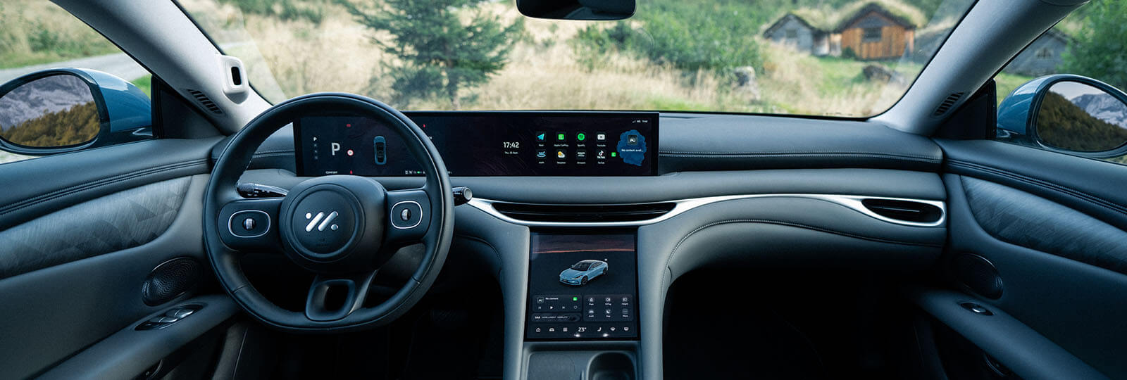 MG IM5, Interior, Fahrerkabine, Blick aus Windschutzscheibe mit Berglandschaft