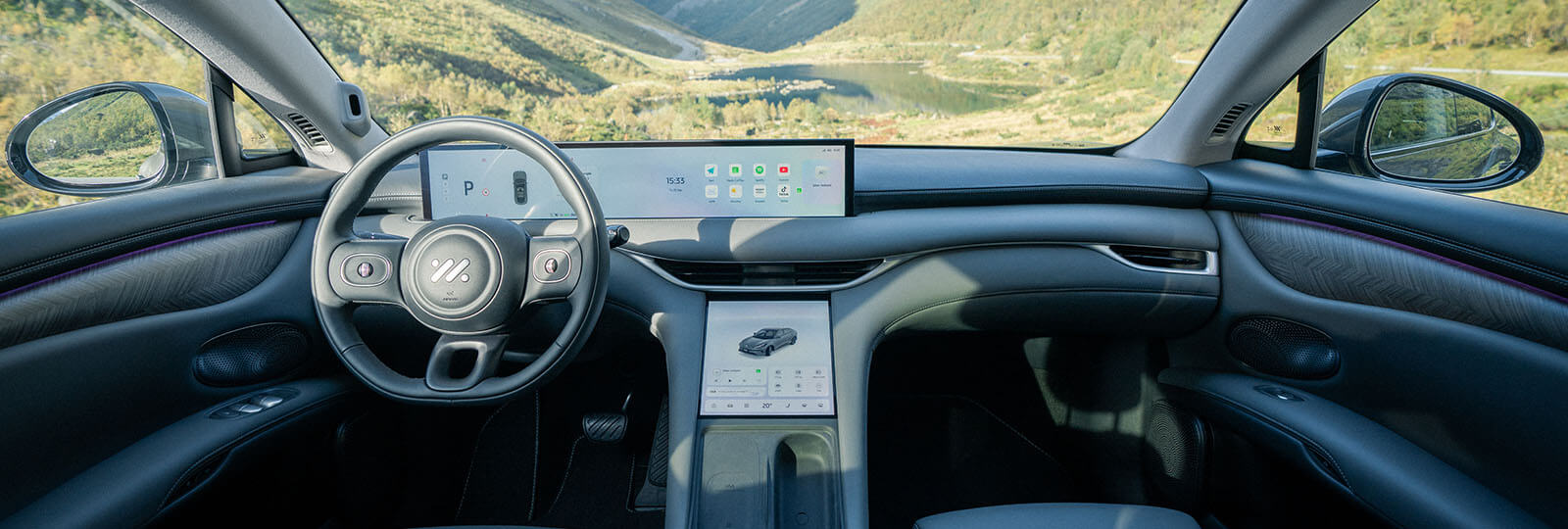 MG IM6, Interieur, Fahrerkabine, Blick durch Windschutzscheibe auf Berglandschaft