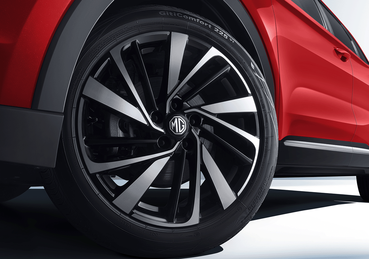 MG ZS in Diamond Red, Fokus auf hinterer Felge, Beifahrerseite
