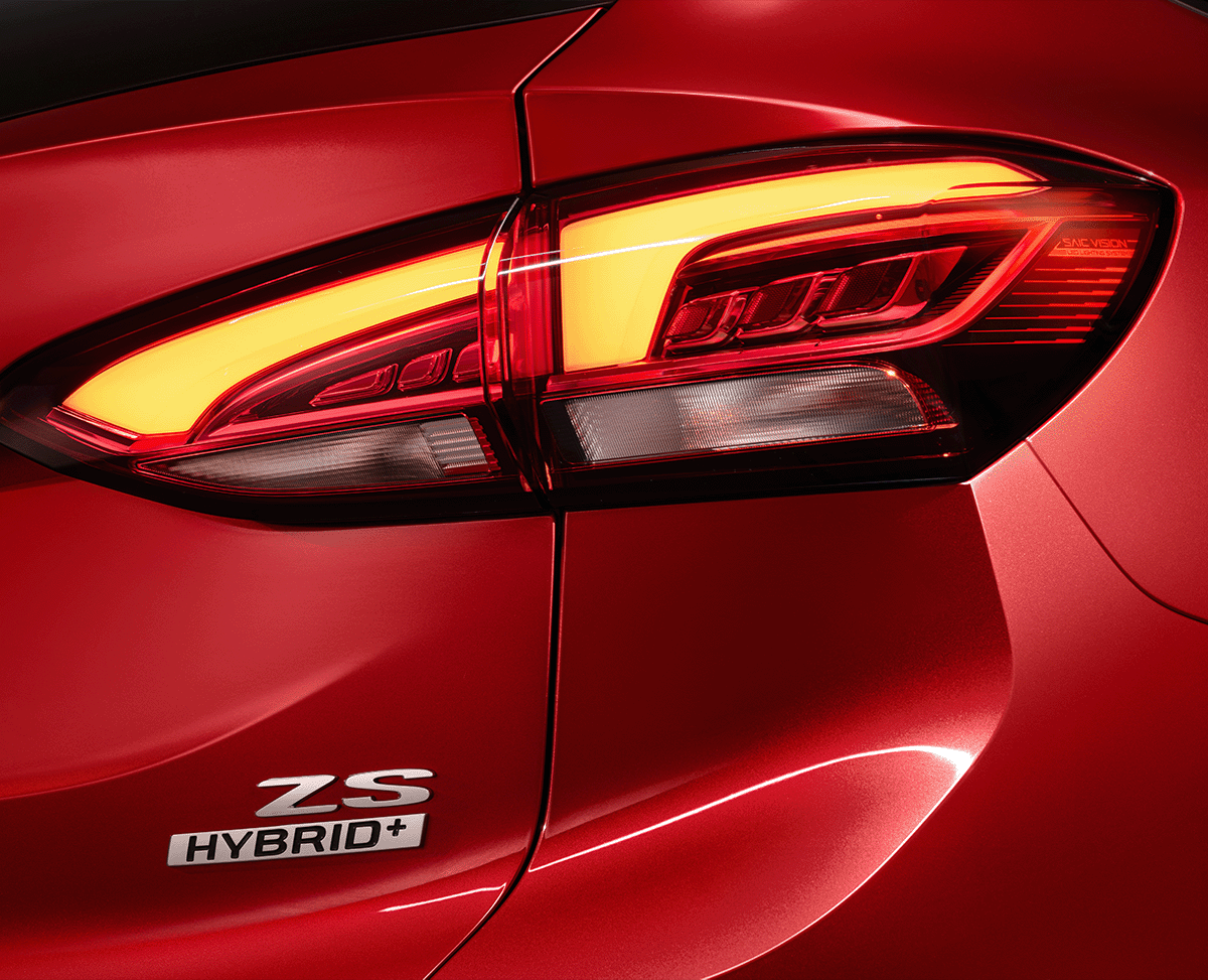 MG ZS Hybrid+ in Diamond Red, Detailansicht Rücklicht mit Namens-Emblem