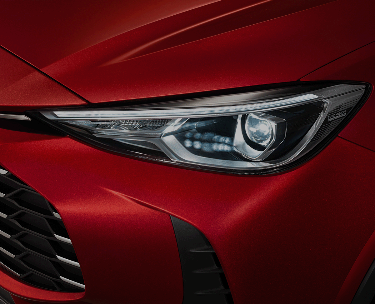 MG ZS in Diamond Red, Fokus auf Frontscheinwerfer Fahrerseite
